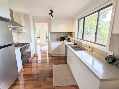 Fridge, microwave, stovetop, dishwasher. Hill top views, near wineries, sanctuary, main st