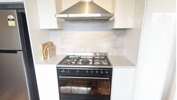 Fridge, microwave, stovetop, dishwasher