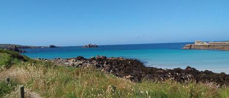 Una spiaggia nelle vicinanze