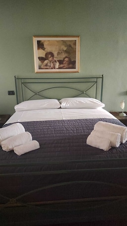 2 bedrooms, in-room safe, iron/ironing board, WiFi. Apartment in the center of Cento