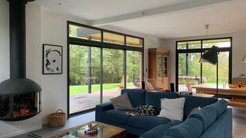 Smart-tv, een open haard, videospelletjes en een tafeltennistafel