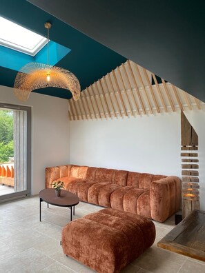 Smart-tv, tafelvoetbal, een tafeltennistafel en boeken