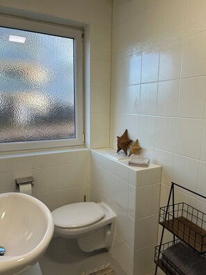 Shower, hair dryer, towels, toilet paper - Schöne 1-zimmer Wohnung am Bahnhof 2 Parkplätze (Sonthofen)