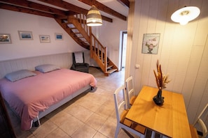 8 bedrooms, desk, iron/ironing board, travel crib