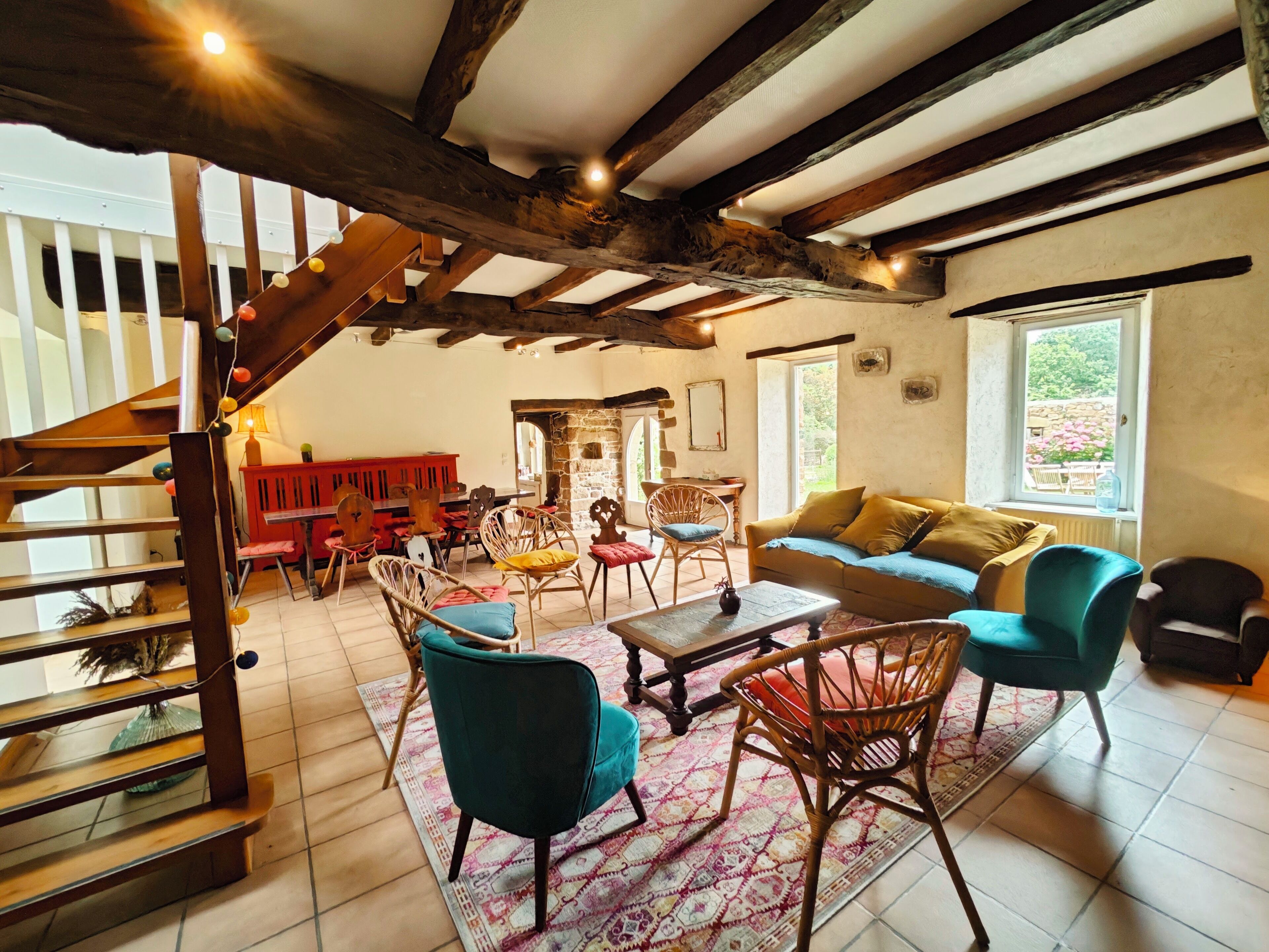 Table de tennis de table, livres, chaîne hi-fi, imprimantes