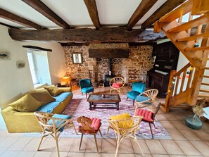 Table de tennis de table, livres, chaîne hi-fi, imprimantes