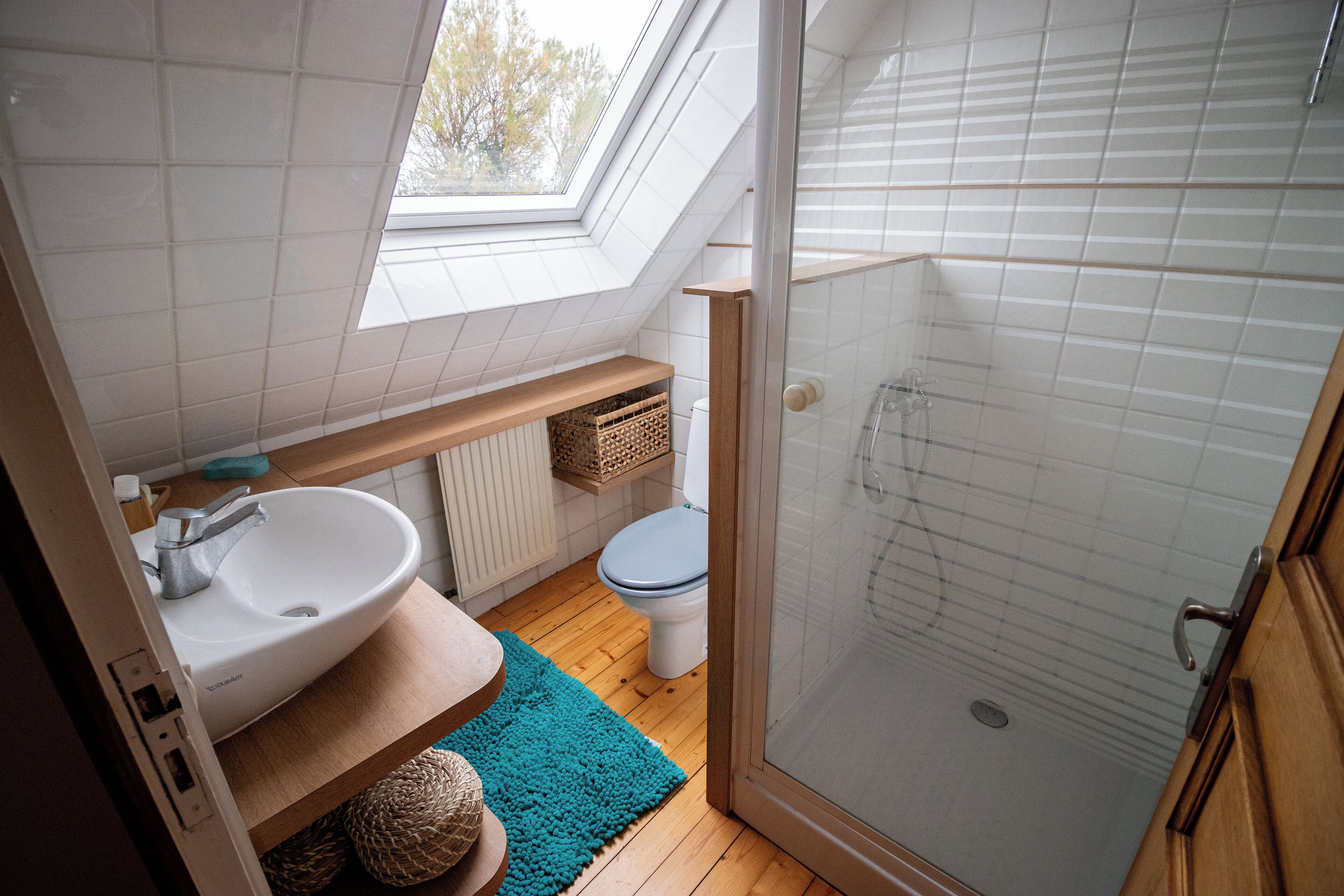 Douche, articles de toilette écologiques, sèche-cheveux