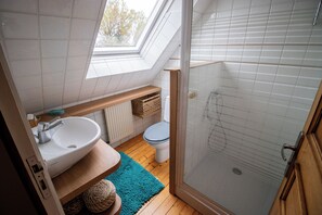 Dusche, umweltfreundliche Kosmetikartikel, Haartrockner, Handtücher