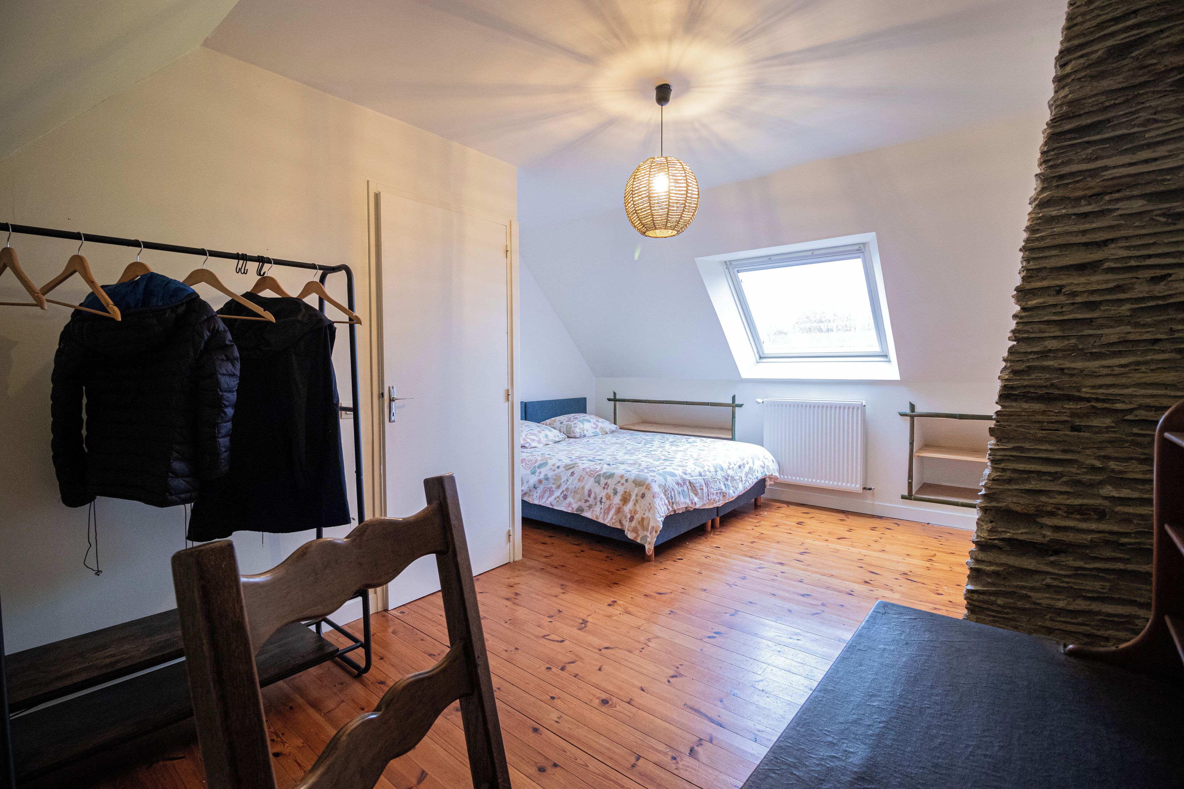 8 slaapkamers, een bureau, een strijkplank/strijkijzer, reisbedje