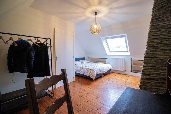 8 slaapkamers, een bureau, een strijkplank/strijkijzer, reisbedje