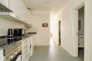 Microwave, oven, stovetop, dishwasher - Misericórdia Central Apartment (Lisboa)