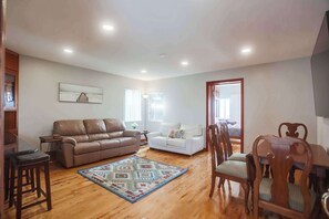 TV, offices - Steps to ocean, surfing, families, nightlife (San Diego)