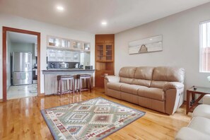 TV, offices - Steps to Tourmaline Surf Park, Backyard & Grill (San Diego)