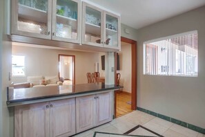 Interior - Steps to ocean, surfing, families, nightlife (San Diego)