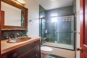 Dusj, hårføner og håndklær