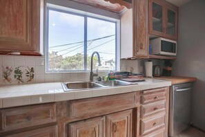 Fridge, microwave, oven, stovetop - Ocean view, surfing, rooftop patio, family, dining (San Diego)