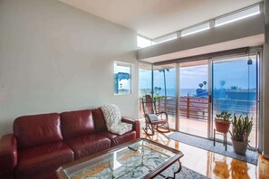 TV, offices - Ocean view, surfing, rooftop patio, family, dining (San Diego)