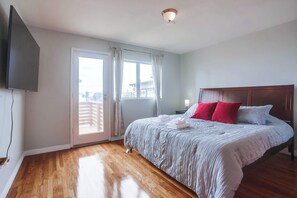 3 bedrooms, desk, iron/ironing board, WiFi - Ocean view, surfing, rooftop patio, family, dining (San Diego)