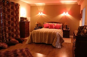 4 quartos, ferros/tábuas de passar roupa, roupa de cama