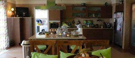 Mikrobølgeovn, ovn, kokeplater og oppvaskmaskin