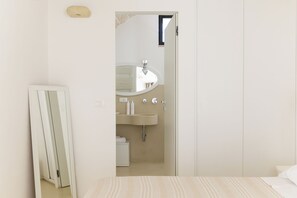 Maison | Salle de bain | Douche, séchoir à cheveux, bidet, serviettes fournies