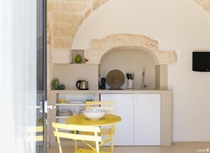 Casa | Cocina privada | Frigorífico, placa de cocina y máquina de café espresso