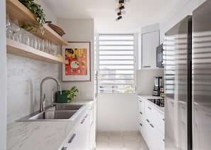 Fridge, microwave, oven, stovetop - La Cima PH 4BD Isla Verde Beach 1M$ View Sleeps 10 (Isla Verde)