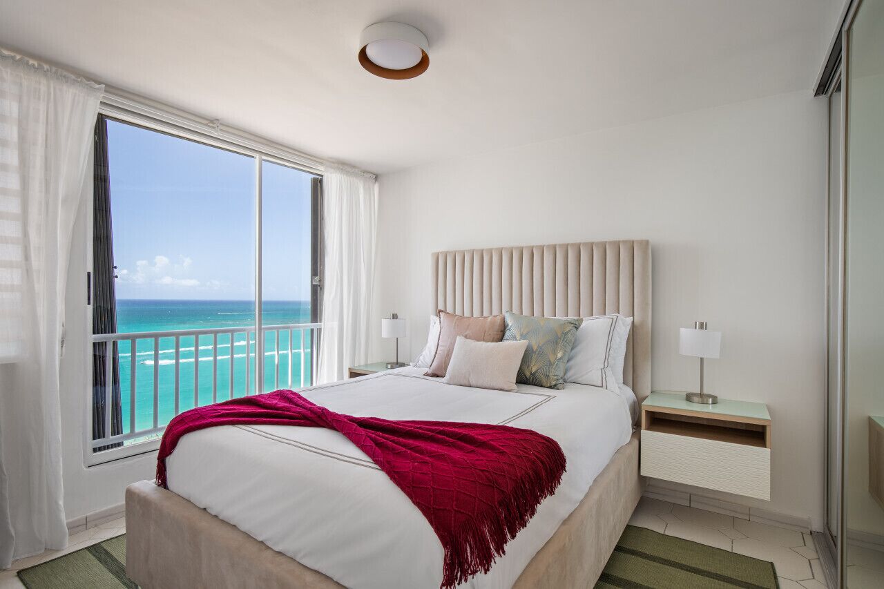 4 habitaciones, escritorio y tabla de planchar con plancha 