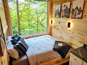 1 bedroom, bed sheets - Moonlight Lullaby - Hot Tub - RRG - Brand new 2024 - Located Just 5 Min From Nada Tunnel! (Slade)