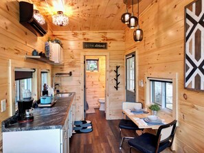 Fridge, microwave, stovetop, coffee/tea maker - Moonlight Lullaby - Hot Tub - RRG - Brand new 2024 - Located Just 5 Min From Nada Tunnel! (Slade)