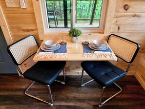 Dining - Moonlight Lullaby - Hot Tub - RRG - Brand new 2024 - Located Just 5 Min From Nada Tunnel! (Slade)