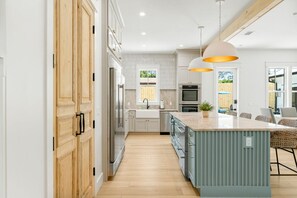 Køleskab, mikrobølgeovn, ovn, kogeplade