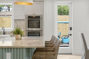 Køleskab, mikrobølgeovn, ovn, kogeplade