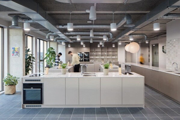 Private kitchen - Luxury Studio In London (Harrow)