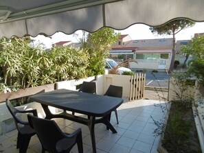 Outdoor dining - Le Barcarès - Charming 2BR Villa with Parking, Near Beach and Port (Le Barcarès)