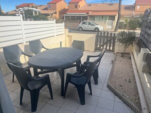 Outdoor dining - Le Barcarès - Charming 2BR Villa with Parking, Near Beach and Port (Le Barcarès)