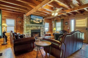 Smart TV, fireplace - View To Remember, Stunning Mountain Views, Hot Tub, Game Room, Near Pigeon Forge (Sevierville)
