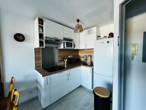 Fridge, microwave, oven, stovetop - Renovated apartment with terrace near the harbor, 4 sleeps (Argelès-sur-Mer)