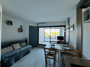 TV - Renovated apartment with terrace near the harbor, 4 sleeps (Argelès-sur-Mer)