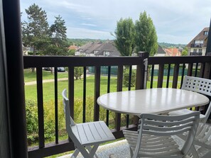 Outdoor dining - 2-room apartment with balcony, near beach in Villers-sur-Mer (Villers-sur-Mer)
