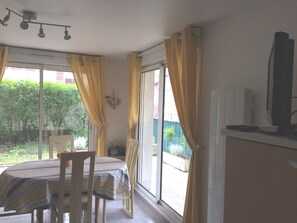 Dining - 3-room apartment with terrace and parking near the beach (Villers-sur-Mer)