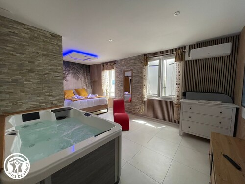 Cozy Retreat with Spa, A/C, and Enclosed Garden Near Noirmoutier