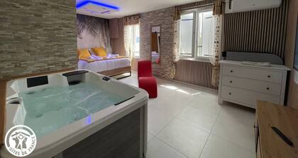 Cozy Retreat with Spa, A/C, and Enclosed Garden Near Noirmoutier