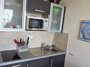 Fridge, microwave, stovetop, coffee/tea maker