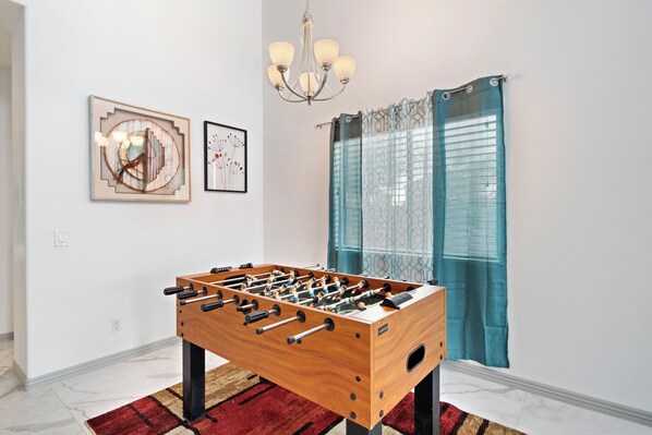 Game room - Spacious 5-bedroom family house in Phoenix (Phoenix)