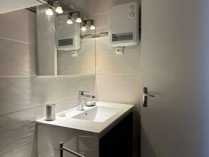 Bathroom - Comfortable studio with parking near the port (Cap d'Agde)