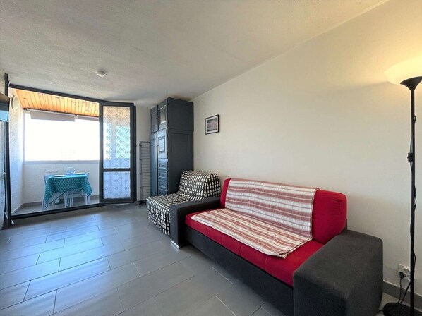 Living area - Comfortable studio with parking near the port (Cap d'Agde)