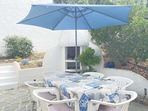 Outdoor dining - Cozy Beachside Home with Tennis Access, Garden & BBQ (La Guérinière)