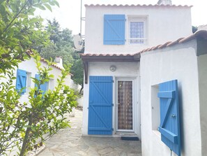 Exterior - Cozy Beachside Home with Tennis Access, Garden & BBQ (La Guérinière)