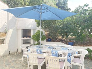 Outdoor dining - Cozy Beachside Home with Tennis Access, Garden & BBQ (La Guérinière)